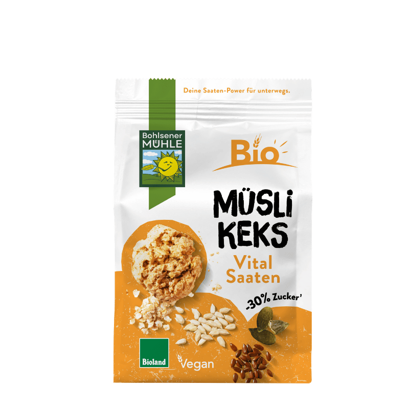Eine Packung Bohlsener Mühle Müsli Keks Vital Saaten mit abgebildetem Cookie und verschiedenen Saaten auf dem Beutel.