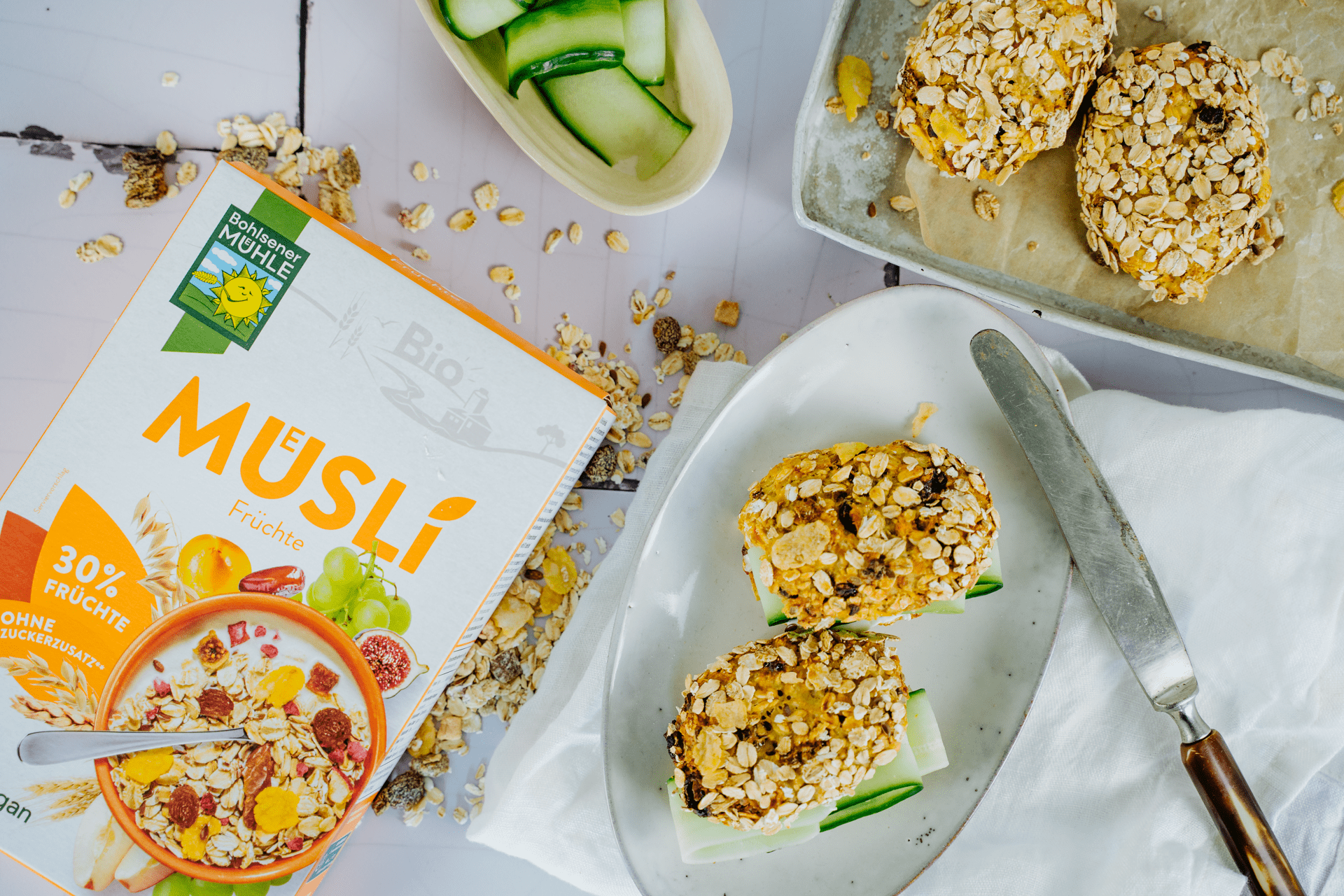 Bohlsener Mühle Müsli mit Früchten und knusprigen Haferflocken auf einem Teller.