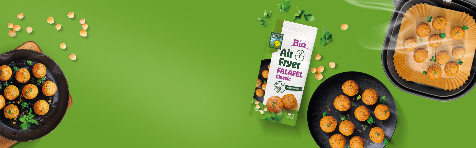 Bohlsener Mühle Air Fryer Falafel Classic neben Pfannen und einer Heißluftfritteuse auf grünem Hintergrund.