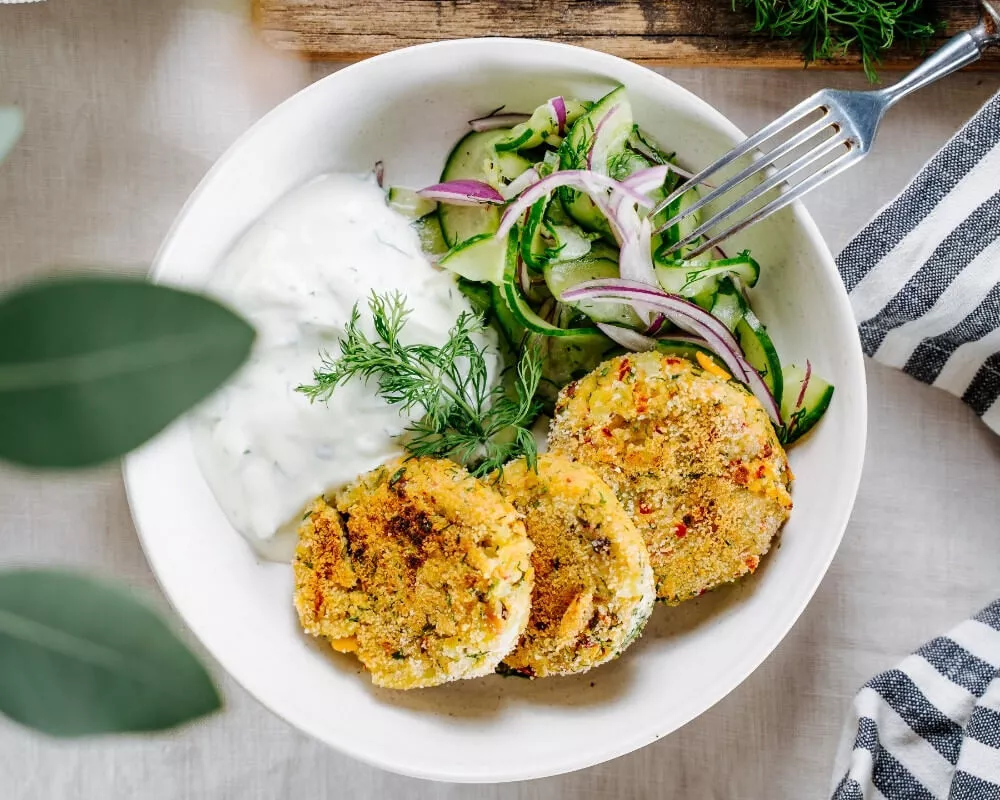 Bio-Bohlsener Mühle vegane Patties, Gurkensalat und Dill-Joghurt-Sauce.