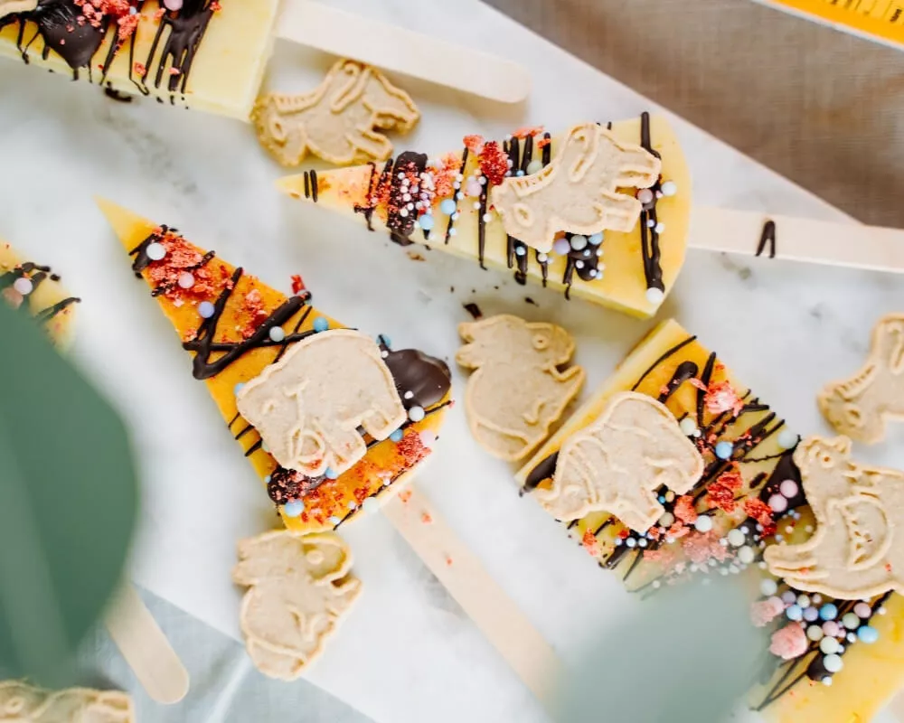 Bio-Snacks der Bohlsener Mühle: Buntes Eis am Stiel mit Schokolade, Streuseln und Keksen in Tierform.