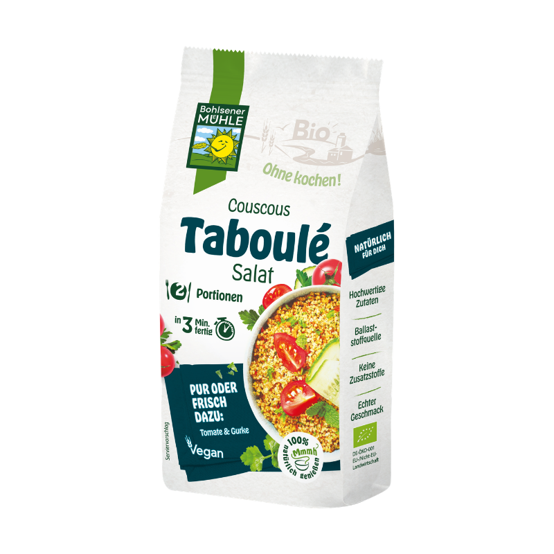 Eine Packung Bohlsener Mühle Couscous Taboulé Salat mit einer Schüssel voll Couscous, Tomaten und Gurkenstücken.