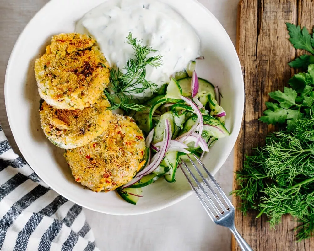 Knusprige Bio-Gemüse-Patties mit cremigem Dip, frischem Gurkensalat und Dill.