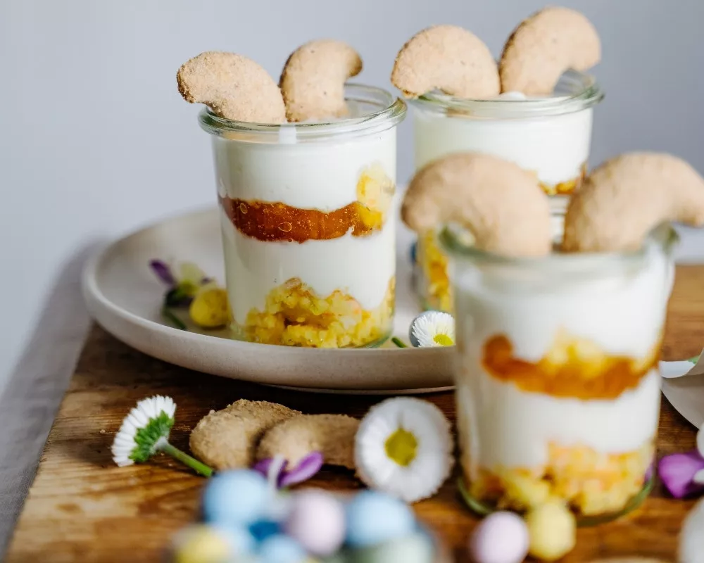 Bohlsener Mühle Dessert mit Mascarponecreme, Karottenkuchen und Vanillekipferl Keksen in Gläsern.