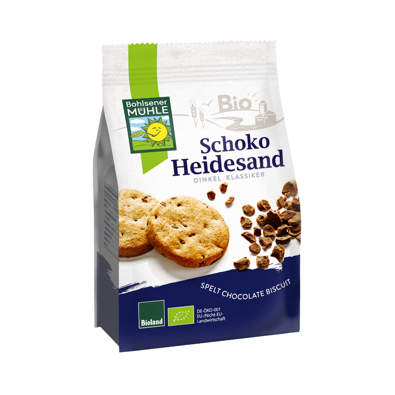Die Packung Bohlsener Mühle Schoko Heidesand zeigt zwei runde Dinkel-Kekse mit kleinen Schokoladenstückchen.