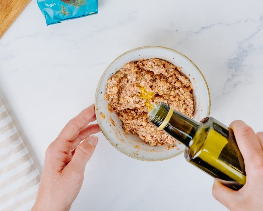 Öl wird in eine Schüssel mit Bohlsener Mühle Cookie Crunchy Teig gegossen.