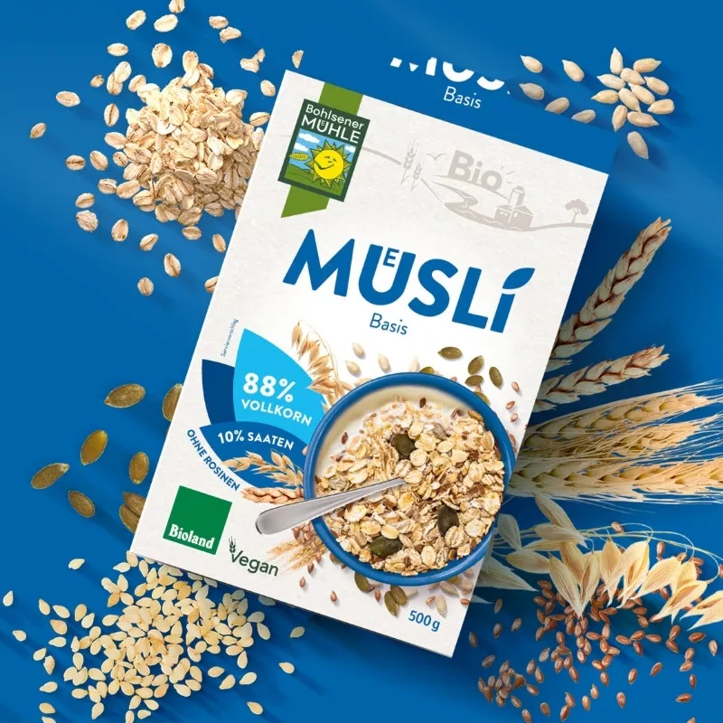 Bohlsener Mühle Müsli Basis mit Haferflocken und Saaten in einer Schüssel.