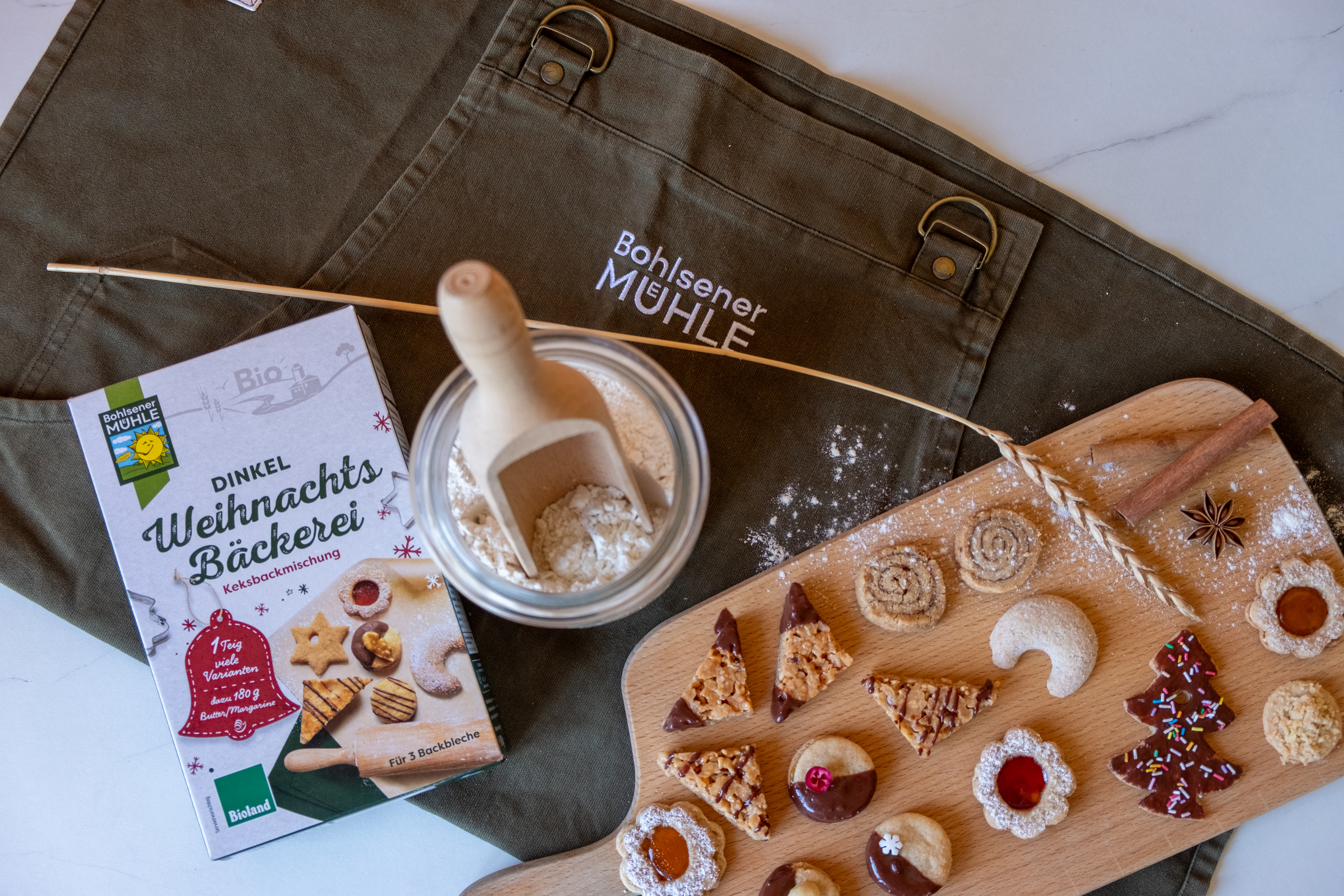 Bohlsener Mühle Dinkel Weihnachtsbäckerei Keksbackmischung mit Plätzchen und Zutaten.