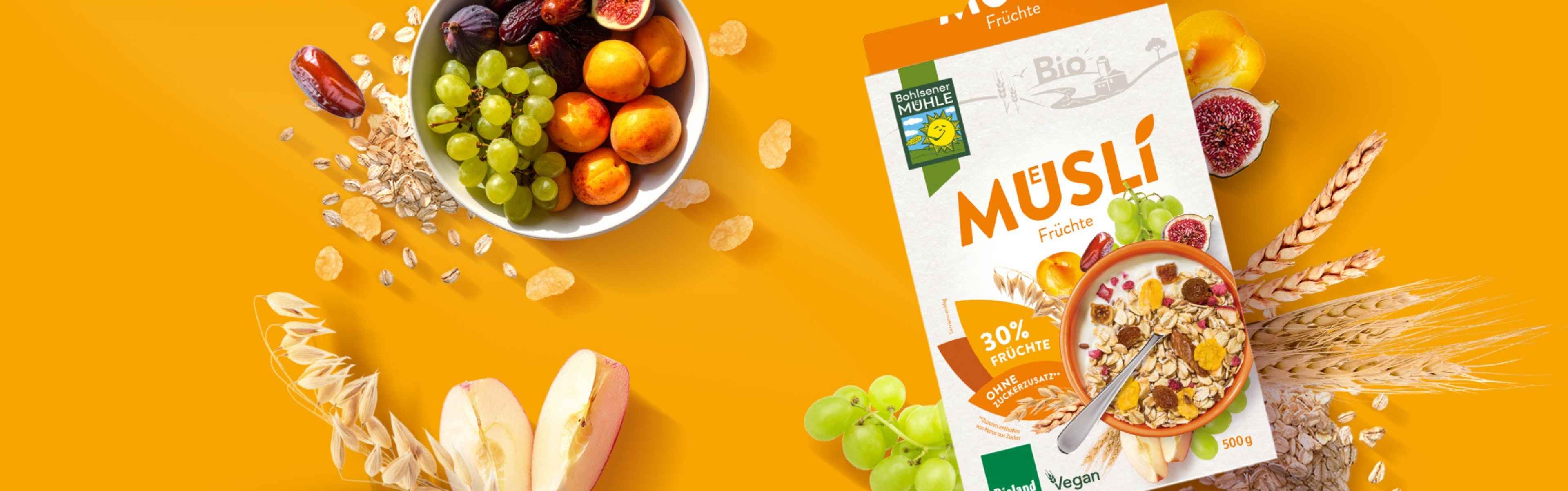 Bohlsener Mühle Müslipackung mit Früchten und einer Schüssel Müsli.