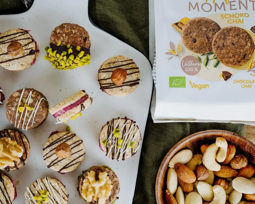 Keks Macarons mit Himbeer‑ und Pistazien Ganache