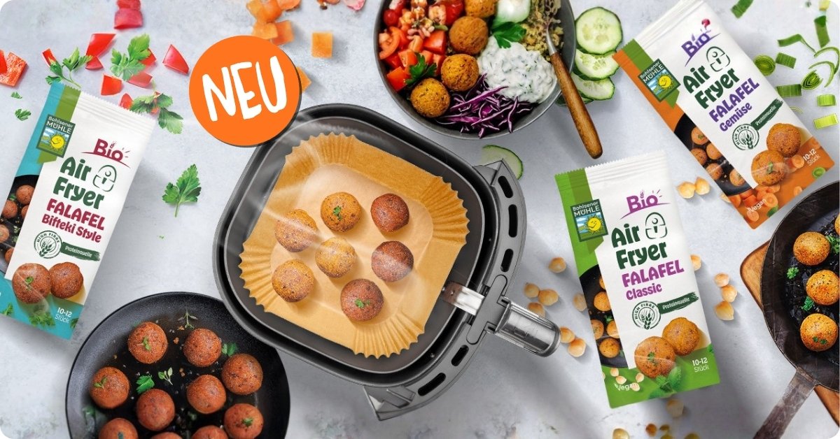 Bohlsener Mühle Air Fryer Falafel Produkte neben einer Heißluftfritteuse mit knusprigen Falafel-Bällchen auf Backpapier.