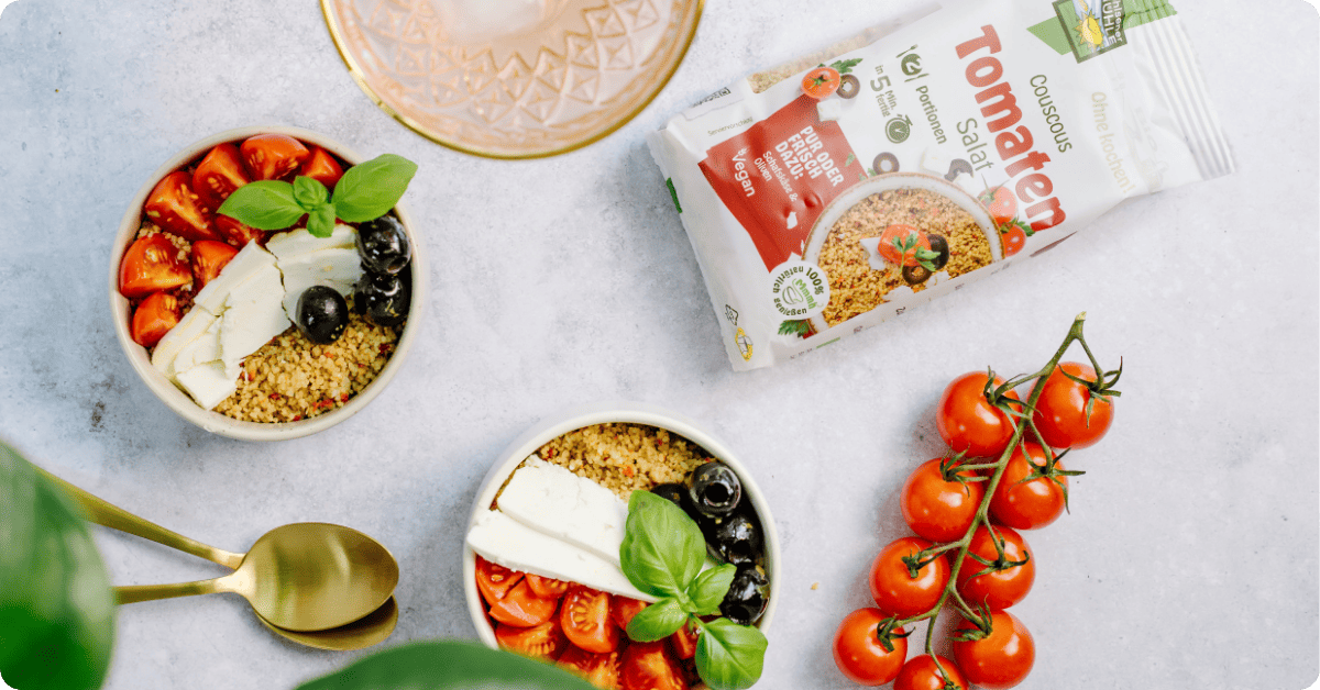 Zwei Schalen mit Bohlsener Mühle Tomatensalat, Kirschtomaten, Oliven und Basilikum.