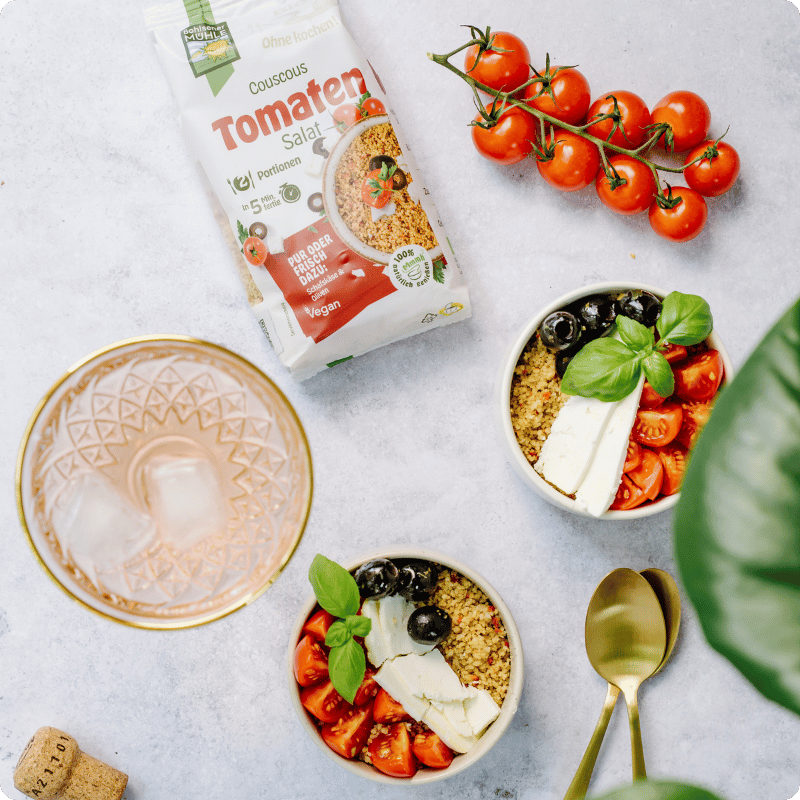 Bohlsener Mühle Couscous Tomatensalat mit Tomaten, Oliven und Basilikum in Schalen.
