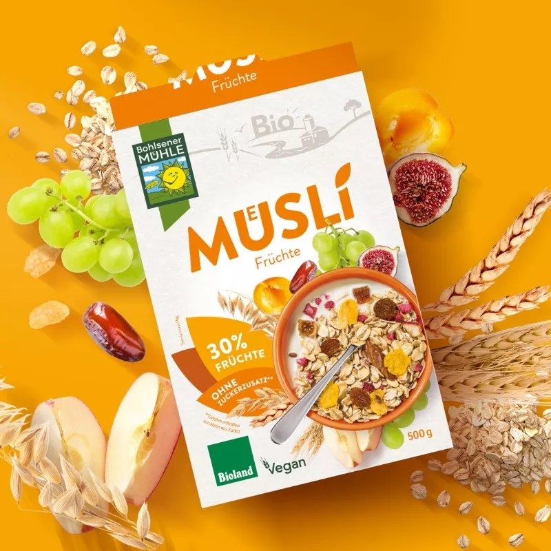 Bohlsener Mühle Müslipackung mit Früchten und einer Schüssel Müsli.