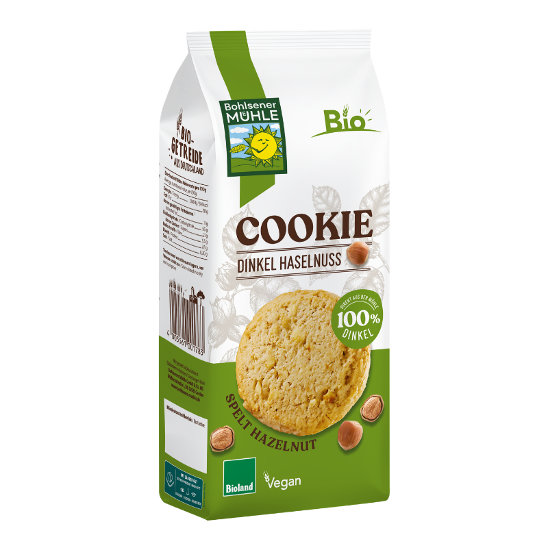 Eine Packung Bohlsener Mühle Cookie Dinkel Haselnuss mit einem abgebildeten Keks und ganzen Haselnüssen auf der Vorderseite.