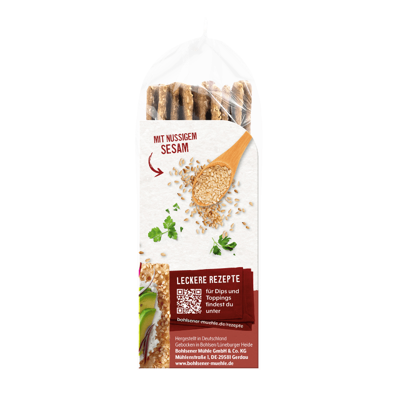 Bohlsener Mühle Sesam Crunchy Cracker in der Verpackung mit Holzlöffel und Sesamkörnern auf hellem Hintergrund.