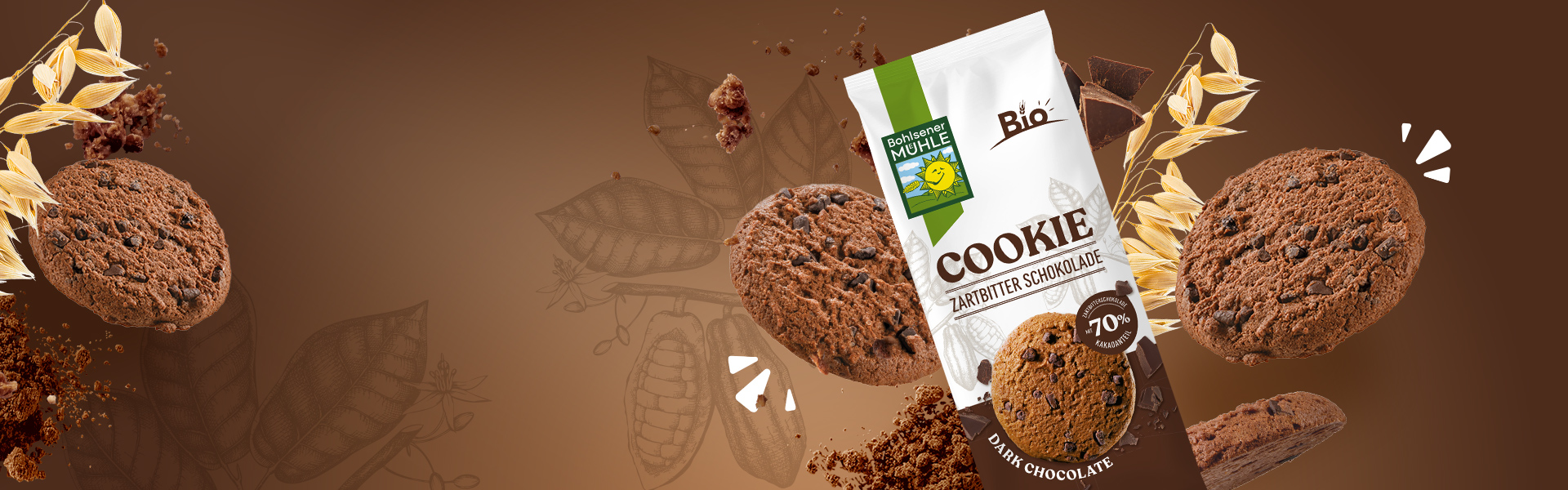 Bohlsener Mühle Bio Cookie Zartbitter Schokolade mit Haferähren und Kakaostücken vor braunem Hintergrund.