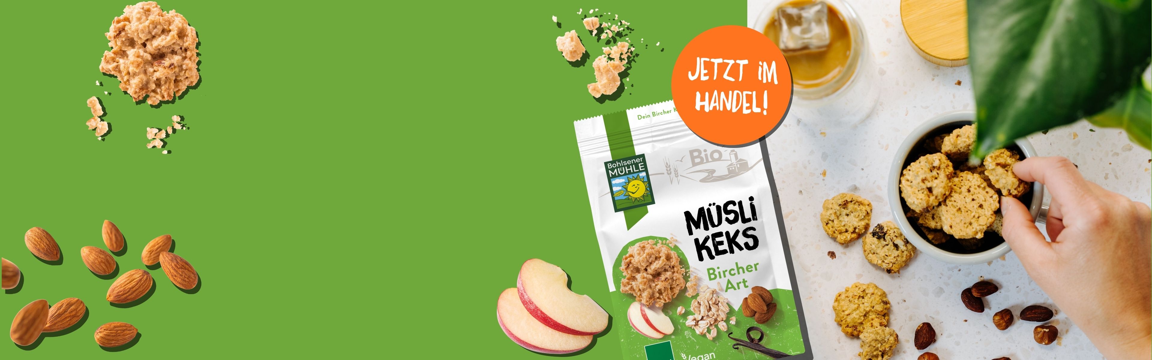 Bohlsener Mühle Müsli Keks Bircher Art mit Mandeln, Apfelscheiben und Crunchy Cookies in einer Schale.