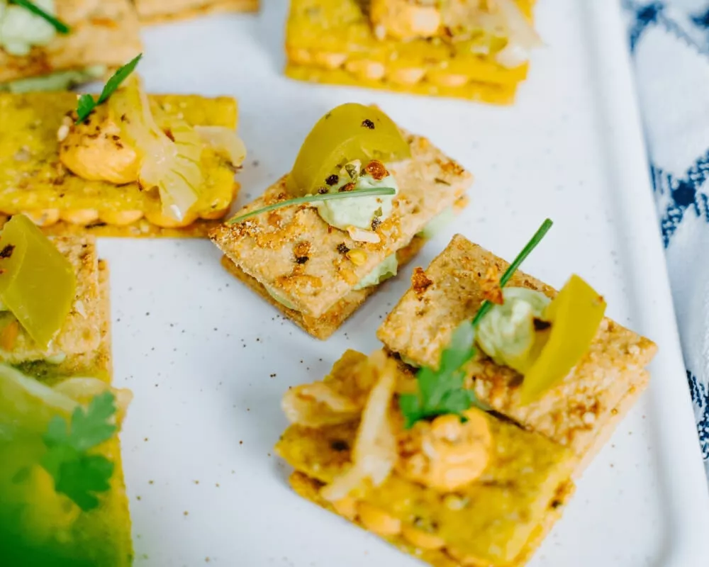 Bio-Cracker der Bohlsener Mühle mit verschiedenen herzhaften Belägen und nachhaltigen, regionalen Zutaten.