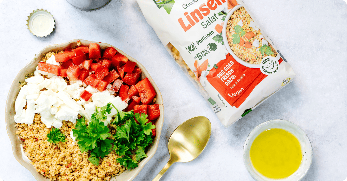 Eine Schüssel mit Bohlsener Mühle Linsensalat, gewürzt mit Paprika, Feta und frischen Kräutern.