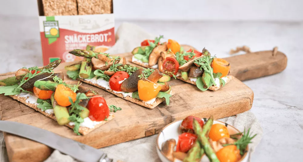 Snäckebrot mit grünem Spargel