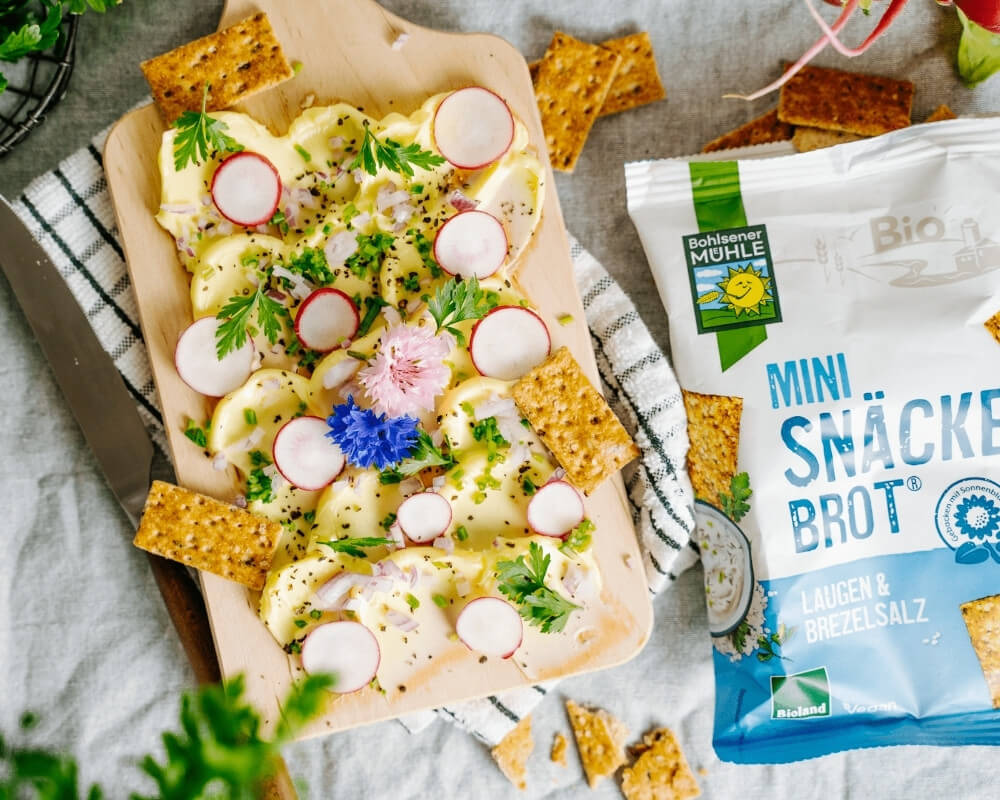 Bohlsener Mühle Bio-Mini-Snäckebrot mit Rettich und Kräutern.