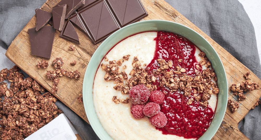 Grießbrei mit heißen Himbeeren und Schoko Crunchy